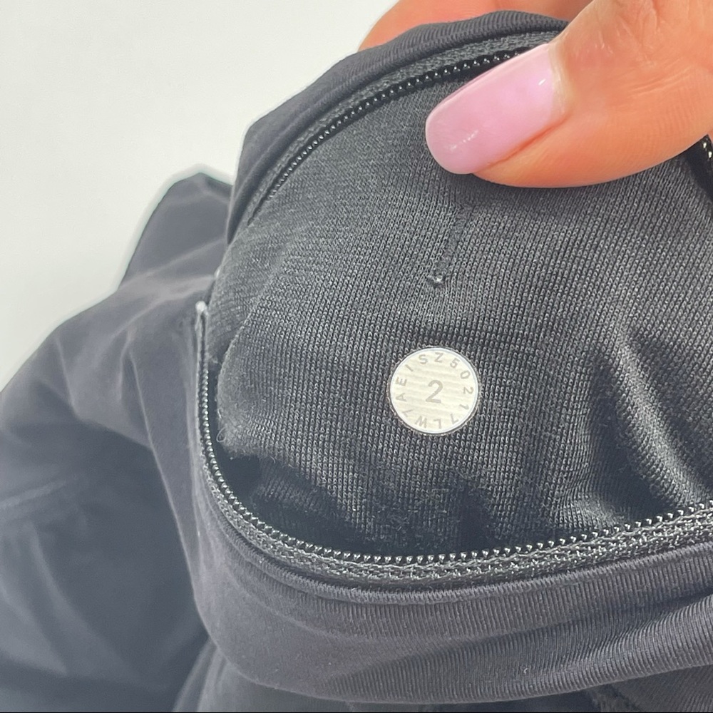 Sold✨Lululemon Chase Me Short 2.5" Black 2 - Picture 7 of 8
